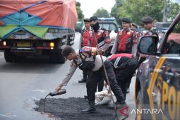 Sembari patroli Satsamapta Polres Situbondo tambal jalan berlubang