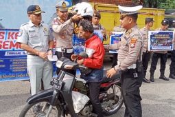 Polres Madiun bagikan helm kepada  pengendara tertib berlalu lintas