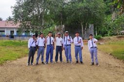 Masyarakat bersama perusahaan di Halsel gotong royong buka akses jalan ke sekolah