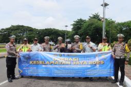 Polresta Bandara Soetta bagikan helm SNI untuk pengendara motor