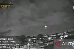 Gunung Marapi kembali erupsi pada Rabu malam namun kolom abu tidak teramati