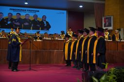 Unnes kukuhkan enam guru besar baru dari berbagai fakultas