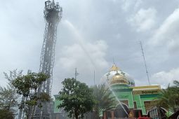 Menara Masjid Agung Bojonegoro terbakar