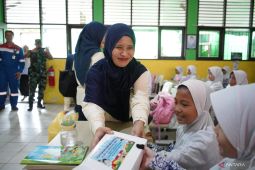 Wanita Patra bagi-bagi paket nasi di SDN 003 Balikpapan Barat