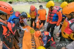 SAR Manado evakuasi bocah perempuan sudah meninggal yang jatuh ke Sungai
