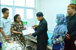Sembilan bayi lahir di HUT Pacitan terima dokumen kependudukan gratis