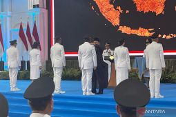 Termasuk Mirza, Presiden sematkan tanda pangkat kepada perwakilan kepala daerah