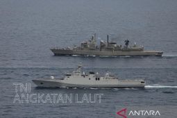 KRI SIM-367 latihan manuver di tengah misi perdamaian di laut Lebanon