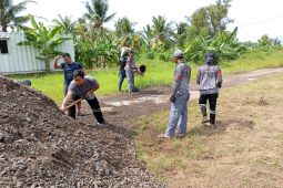Personel KN Tanjung Datu 301 gelar perawatan dermaga ex Pelindo II Bojonegara