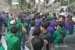 Ratusan mahasiswa coba terobos blokade dengan menarik pagar beton