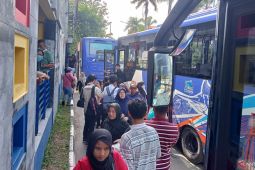 Terjadi penumpukan penumpang akibat Bus Trans Batam harus antre BBM