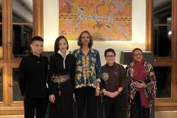 Australia fasilitasi tiga desainer kenamaan Indonesia berbagi ilmu batik di Melbourne