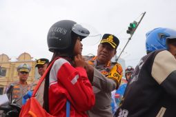 Polisi bagikan helm dan bingkisan gratis pada Operasi Keselamatan Krakatau 2025