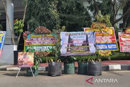 Andra Soni-Dimyati dapat ucapan selamat dengan bibit pohon