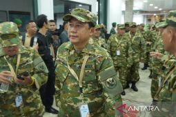 Berpakaian Militer Bupati Muaro Jambi BBS Terlihat Semangat Ikuti Kegiatan Retret