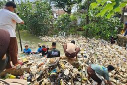 Pertamina dan warga bersihkan Kali Sewo di Subang