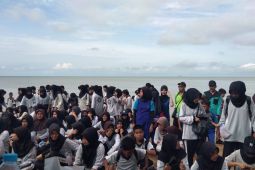 Sebanyak 1.200 siswa bersihkan pantai pada Hari Peduli Sampah Nasional