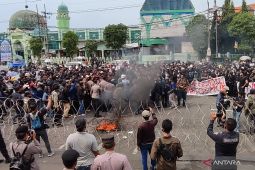 Temui pengunjuk rasa, anggota DPRD Jatim janji sampaikan aspirasi