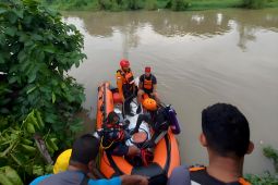 Tim SAR gunakan metode selam cari remaja tenggelam di Surabaya