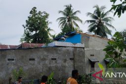 42 rumah warga rusak akibat angin kencang di Losarang Indramayu