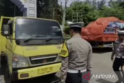Polisi menggelar ramp check kendaraan besar di jalur utama Cianjur