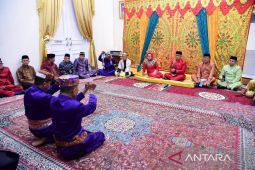 Rudy Salahuddin jalani prosesi adat modepito sebagai penghargaan pengabdian