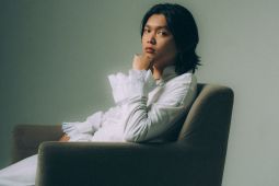 Hal lantunkan puisi pendengarnya dalam album mini "The Folk: Side B"