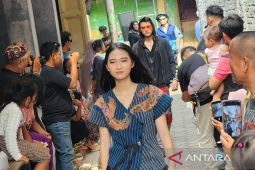 Komisi VII DPR inisiasi peragaan busana Kampung Bustaman