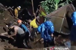 Sebuah rumah dan penghuninya di Tapanuli Selatan tertimbun longsor