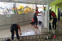 Brimob Polda Maluku bersihkan Masjid tertua di Ambon sambut  Ramadhan