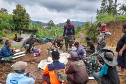 TNI bersama warga padatkan jalan sukseskan  TMMD Ke-123 Kodim 0304/Agam