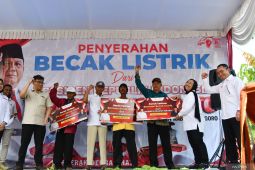 Penyerahan becak listrik di Madiun