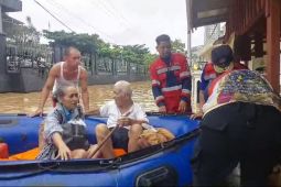Damkartan Kota Jambi evakuasi belasan warga terjebak banjir