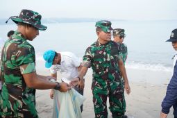 Pangdam Udayana kerahkan ratusan prajurit bersihkan Pantai Kedonganan