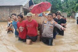 Kapolsek di Jambi evakuasi lansia terjebak banjir