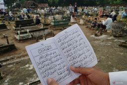 Warga Trenggalek gelar ritual ziarah kubur berjamaah sambut Ramadhan