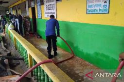 Damkartan  Kota Jambi bantu bersihkan lumpur sisa banjir di sekolah