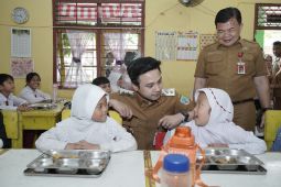 Wawako Diza tinjau Makan Bergizi Gratis di SMPN 17 dan SD 66 Kota Jambi