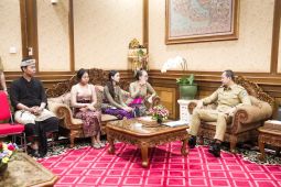 Wabup Badung dialog dengan kelompok pemuda saat hari pertama bertugas