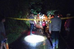 Tim SAR evakuasi korban yang tertimbun longsor berjam-jam di Garut