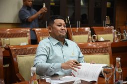 DPR minta polisi tangkap preman berkedok ormas yang minta THR