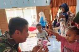 Prajurit TNI di Merangin beri susu dan vitamin gratis di desa binaan