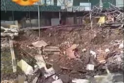 Tanggul dan benteng pembatas Pasar Ancol Bandung ambruk (video)