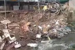 Tanggul sungai di Pasar Ancol ambruk, banjir ancam warga