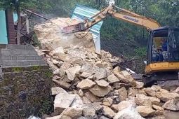 BPBD Ponorogo bersihkan batu besar longsor timpa rumah warga