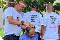 Apresiasi pengungkapan kasus pagar laut, warga Tangerang cukur gundul
