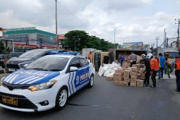 Truk muatan sembako alami kecelakaan di Jalan Raya Serpong Tangsel