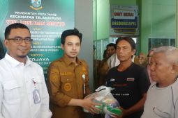 OJK salurkan bantuan  sembako ke warga terdampak banjir di Kota Jambi