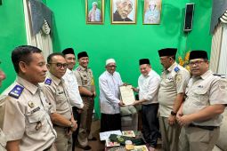 Kakanwil BPN Jatim serahkan sertifikat wakaf Yayasan Nurul Anwar Tuban