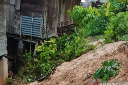 BPBD OKU evakuasi warga terdampak tanah longsor